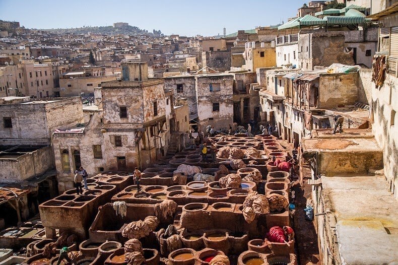 Tanneries traditionnelles dans la médina de Fès au Maroc
