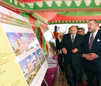 S.M. le Roi pose la première pierre d'un Centre socio-culturel à Bouskoura