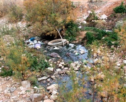 Ordures ménagères et eaux usées déversées en pleine nature