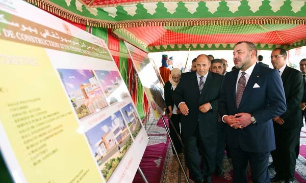 S.M. le Roi pose la première pierre d'un Centre socio-culturel à Bouskoura