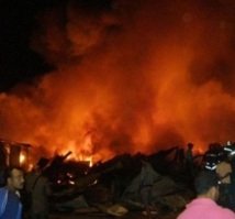 Violent incendie dans un souk de commerce du bois