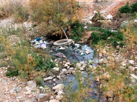 Ordures ménagères et eaux usées déversées en pleine nature