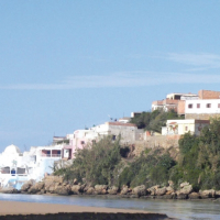 Moulay Bousselham entre bleu azur et rouge fraise
