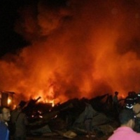 Violent incendie dans un souk de commerce du bois