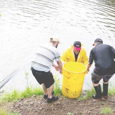 Lancement d'une opération d'ensemencement de poissons