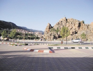 Quand indifférence et incompétence vont de pair à Azrou : Un parking désespérément en panne 