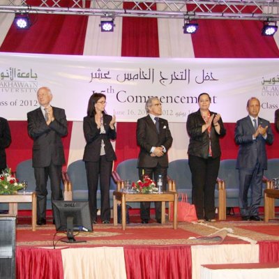 320 خريجاً من الأخوين في السوق