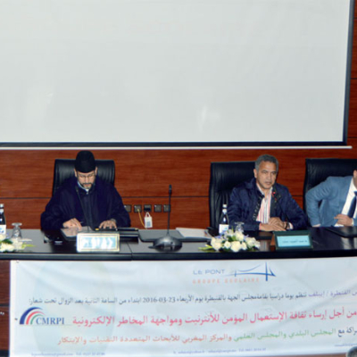 Les risques d'Internet expliqués aux parents