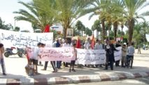 المعاقون وودادية حي المسيرة يحتجون أمام العمالة