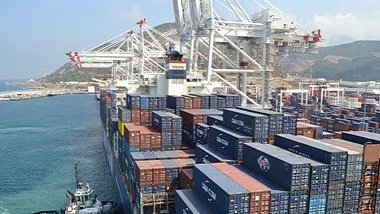 ارتفاع حركة الحاويات بميناء طنجة المتوسط