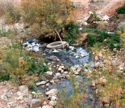 Ordures ménagères et eaux usées déversées en pleine nature