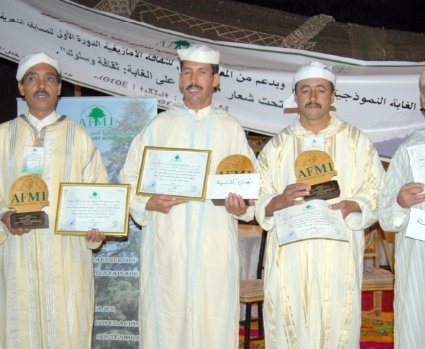 Sous le thème "La protection de la forêt: culture et comportement" : Concours de poésie amazighe dans la cédraie de Michlifen