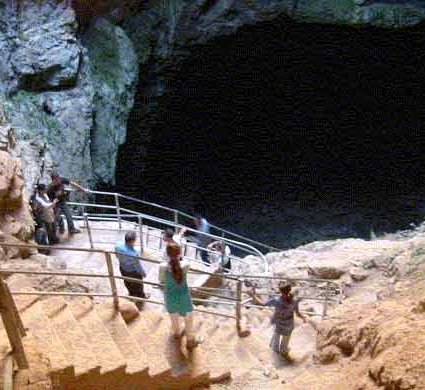 The Friouato cave plunges visitors into the heart of the underground universe in all its splendour