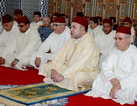 Amir Al Mouminine accomplit la prière du vendredi à la mosquée «Karrakchou» à Rabat, Le Matin