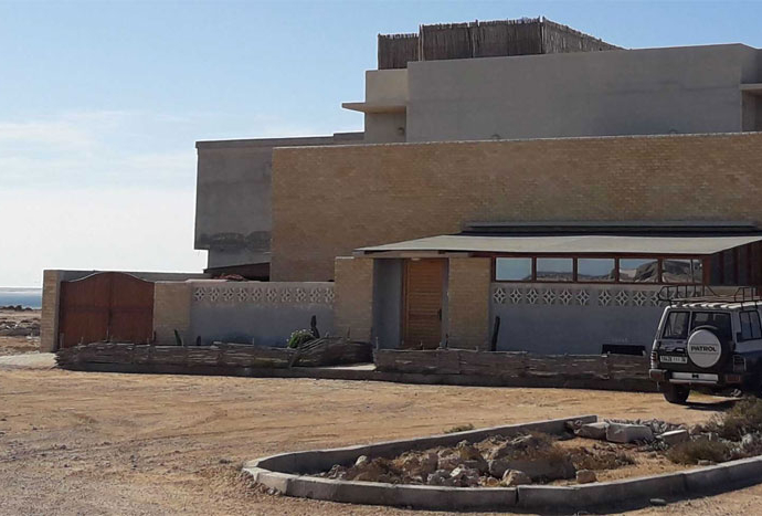 MAD CAMEL Restaurant/Surfshop