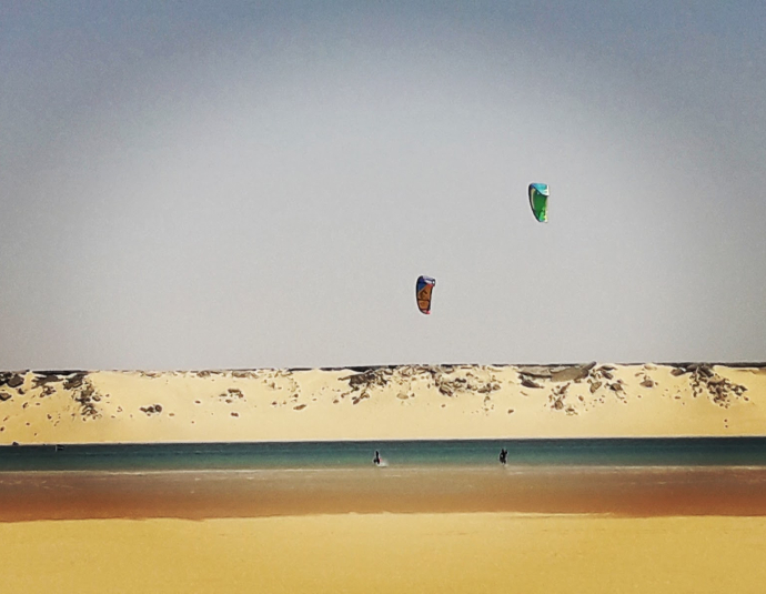 MAD CAMEL Restaurant/Surfshop