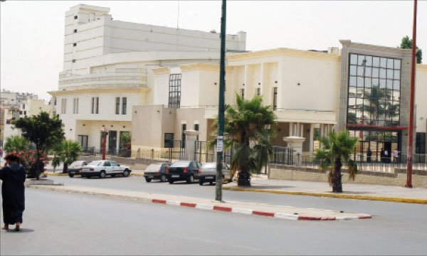 مسرح "عبد الرحيم بوعبيد": أخيراً حل