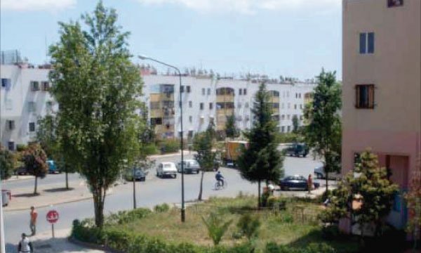 Conçue pour accueillir 120 000 habitants, la ville paye les frais de ses ambitions